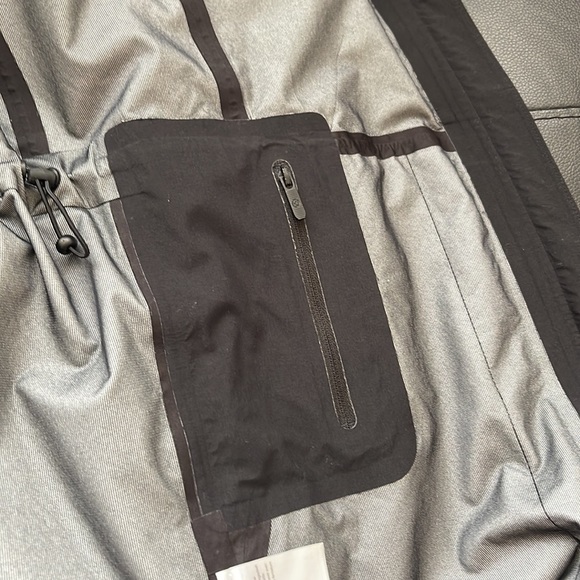 Lululemon jacket size 2 - Picture 7 of 8